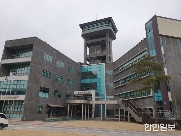 군립도서관 전경