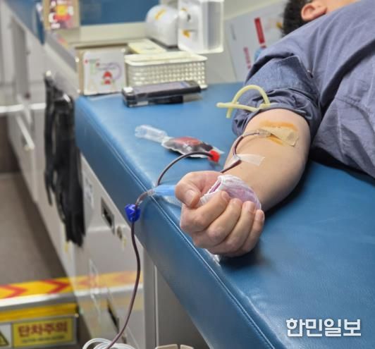 헌혈 운동에 참여하고 있는 시민