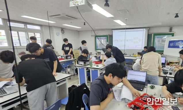 부천과학고의 과학중점학교 당시 ‘꿈틀소리 심화 실험캠프’ 수업 전경