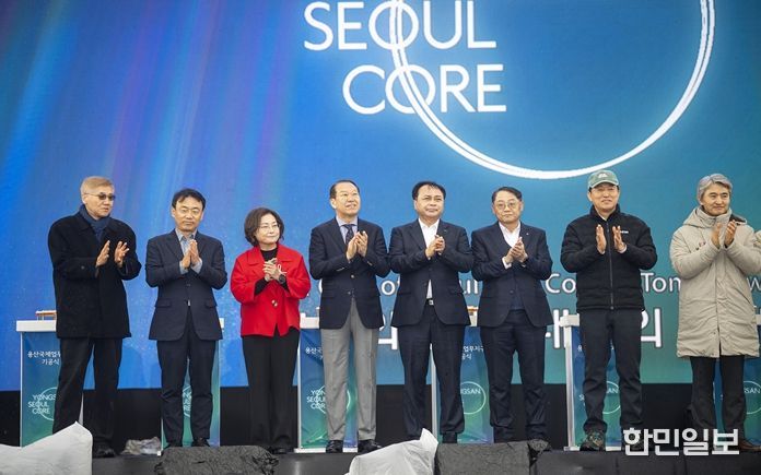 박희영 서울 용산구청장이 용산국제업무지구 기공식 행사 무대에서 기념 퍼포먼스를 하고 있다.