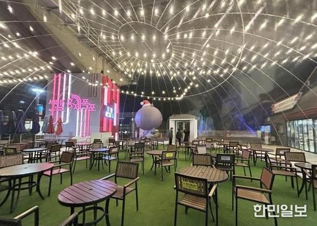 서대문구가 카페폭포 수변테라스에 설치한 ‘초대형 반구형 투명 에어돔’ 내부 모습