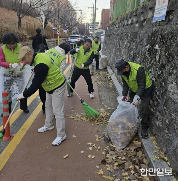 수원시 영통구 자유총연맹 매탄4동 위원회 가을맞이 낙엽청소!!