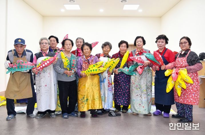 지난달 21일, 화천읍 산천어 공방에서 지역 어르신들이 축제에 사용될 산천어등을 만들고 있다.