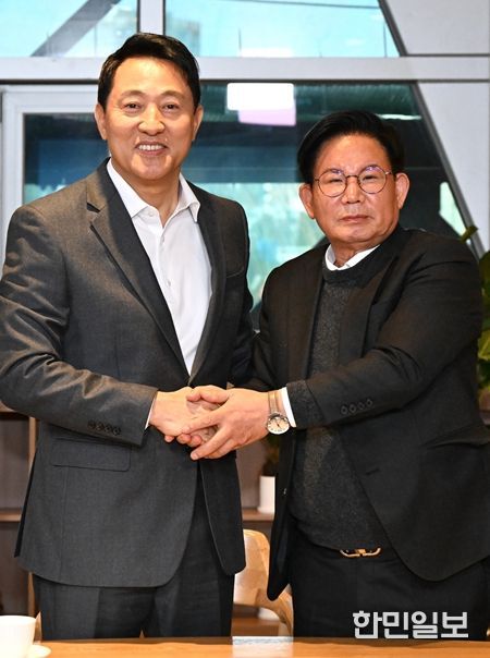 오세훈 시장 3일 오전 박강수 마포구청장을 만나 면담 전 기념사진을 촬영하고 있다.