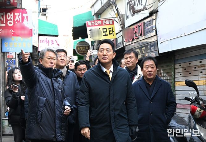 4일 오전 오세훈 시장이 세운2구역을 방문해 노후된 세운지구 현황을 살펴보고 있다.