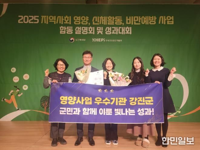 보건복지부 장관 표창을 받은 후 보건소 직원들과 함께 포즈를 취하고 있다.