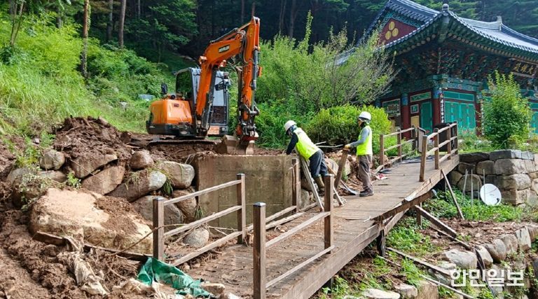 지난 7월 집중호우 시 집수구를 막은 토사를 굴삭기가 퍼내고 있다.