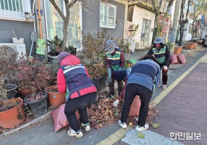 밀양시 청도면 여성민방위기동대가 청도면 행정복지센터 임시청사 인근 도로변에서 환경 정비를 진행하고 있다.