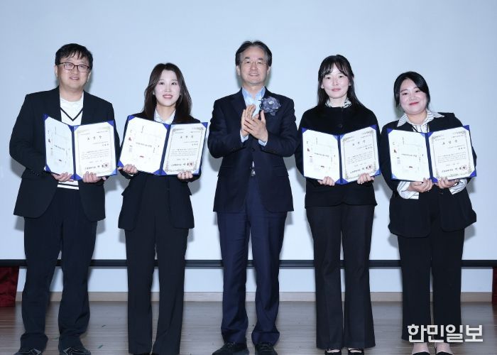 ‘2025년 사업보고회’보육유공자 표창 수상자 기념촬영