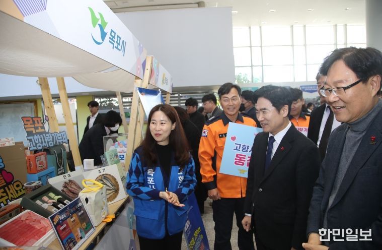 김대중 전라남도교육감과 관계자들이 5일 전남도청 1층 윤선도홀에서 열린 ‘2025년 제1회 전라남도 고향사랑 기부의 달’ 행사에 참석, 부스를 둘러보고 있다.
