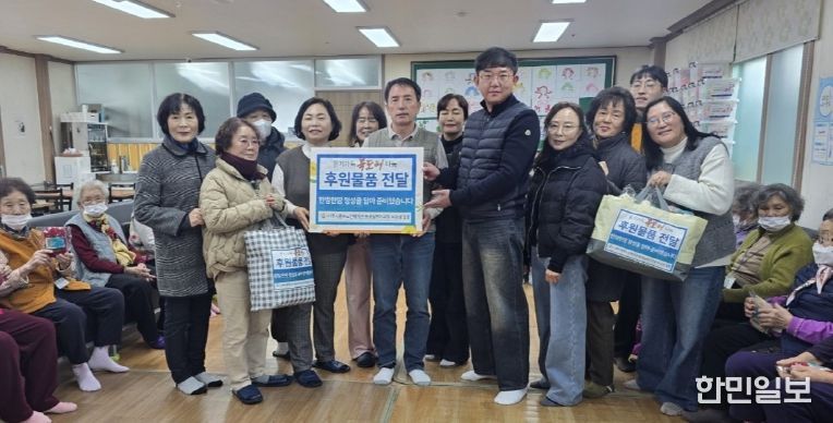 나주시중부노인복지관 ‘환경실천가과정’에 참여한 수강생들이 관내 복지시설 2개소에 손수 제작한 목도리를 기부했다.