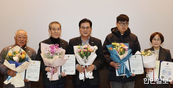 엄다면 주장평 씨(오른쪽 두번째)가 표창을 받는 사진