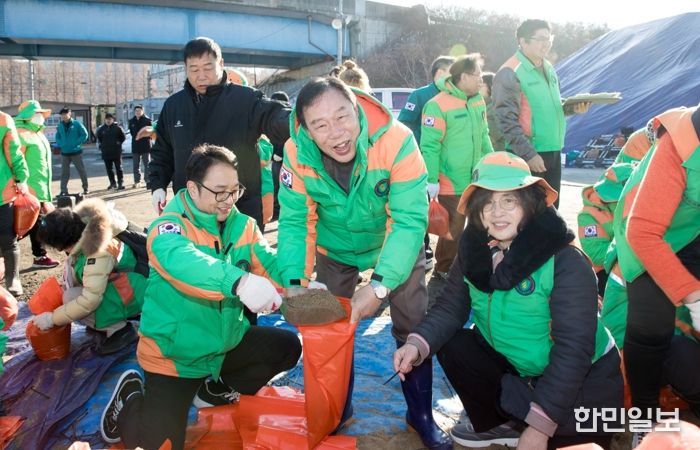 겨울철 폭설 대비 제설용 모래주머니 제작 구슬땀