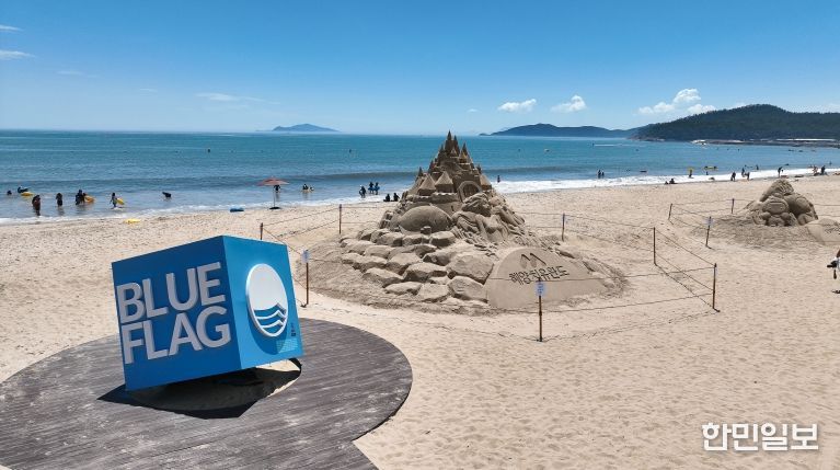 친환경 해수욕장에 부여하는 블루 플래그 국제 인증을 받은 완도 신지 명사십리