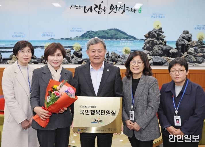 ‘국민행복민원실’ 현판 전달 기념식