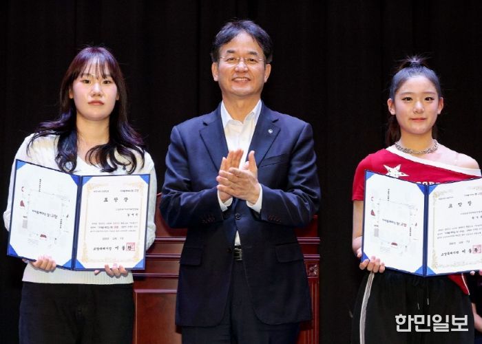 이동환 고양시장과 모범 청소년 치어리더 표창장 수상 기념촬영
