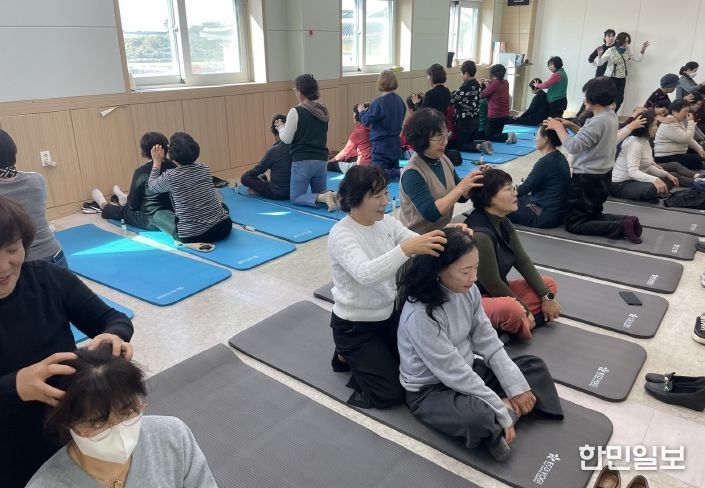 나주시농업기술센터가 2025년 생활개선회 리더십 강화 순회교육을 성황리에 마무리했다. 사진은 힐링요가 실습을 하는 생활개선회 회원들 모습.