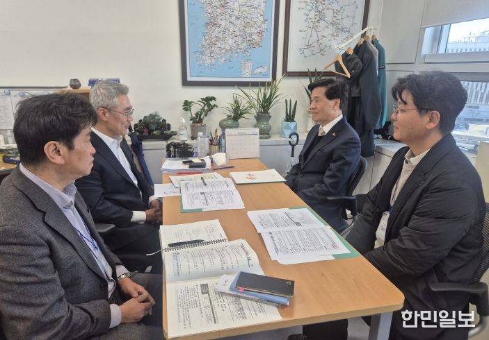 밀양시 관계자들이 8일 기획재정부 총사업비관리과를 방문해 주요 현안 사업을 건의하고 있다.