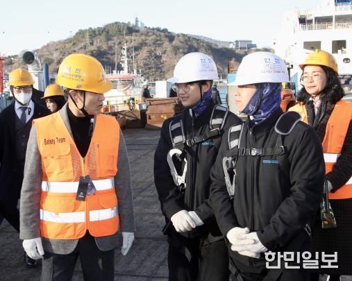 8일 김대중 전라남도교육감이 ㈜여수해양을 찾아 현장실습 안전․환경을 점검하고, 실습생을 격려를 전하고 있다.