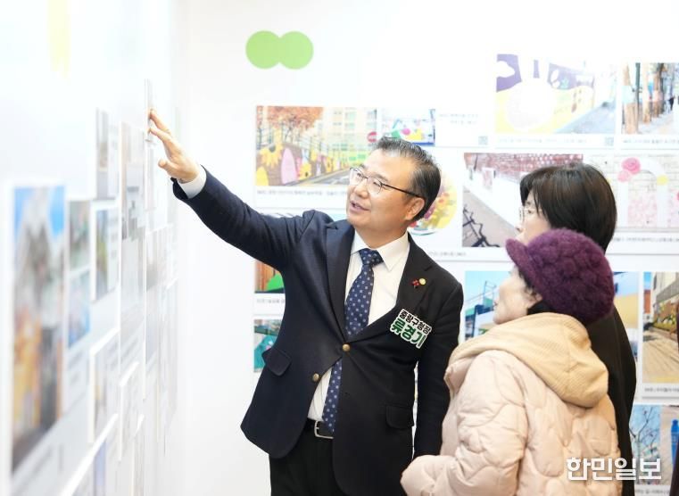 ‘우리동네 미술관’ 전시를 둘러보고 있는 류경기 중랑구청장