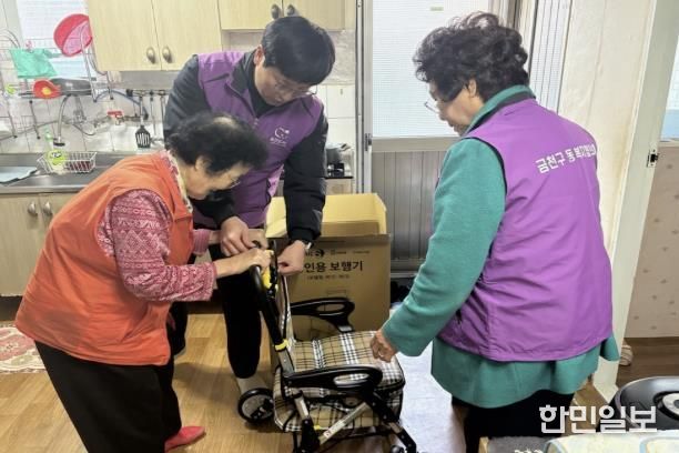 시흥3동 복지협의체 위원들이 어르신에게 실버카를 제공하고 있다