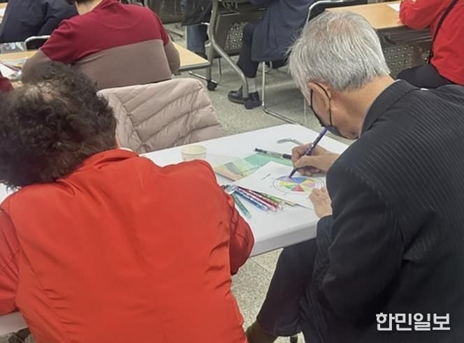 웰다잉교육에 참여한 시민이 내 삶을 돌아보는 노트를 작성 중이다