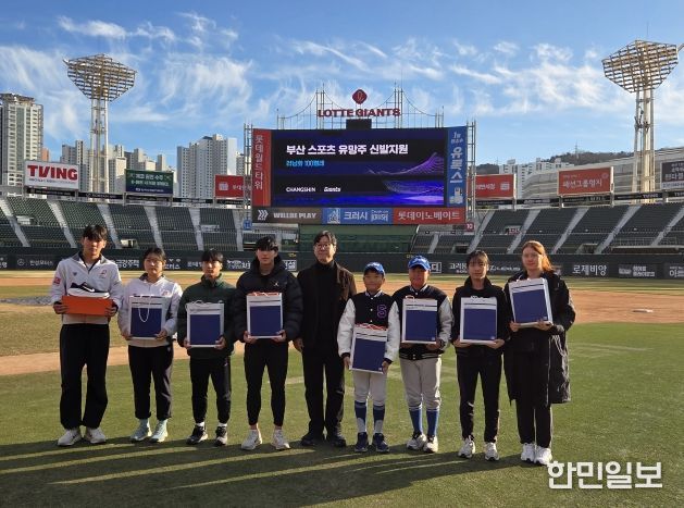기능성 러닝화 전달식 모습(가운데 남충일 대표)