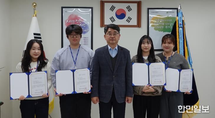 천안도시공사 1기 체험형 인턴이 활동을 마치고 수료증을 받고 있다.