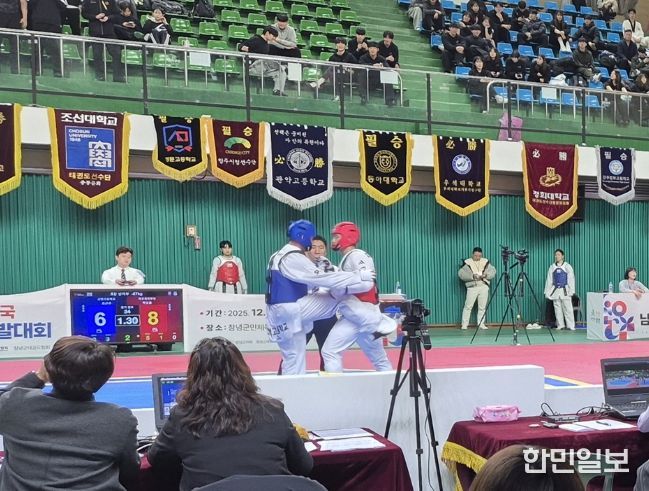 1. 창녕군에서 펼쳐진 전국남여우수선수선발권대회에서 참가자들이 열띤 경기를 펼치고 있다.