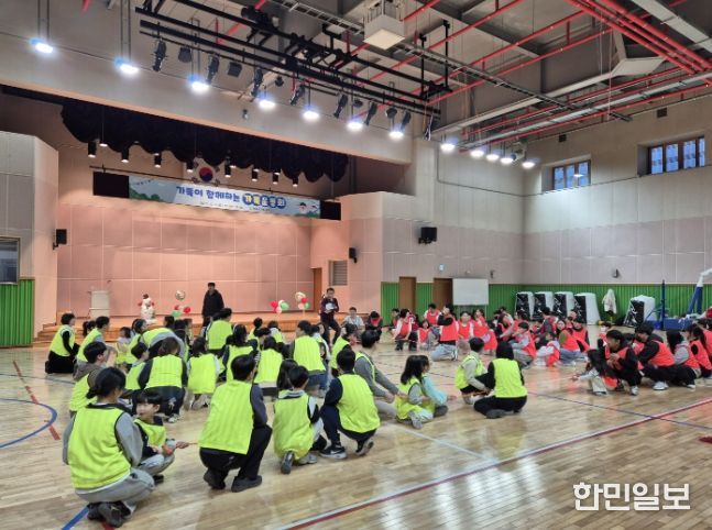 경주시 가족센터가 6일 화랑마을 풍류홀에서 개최한 가족운동회에서 참가 가족들이 팀을 이