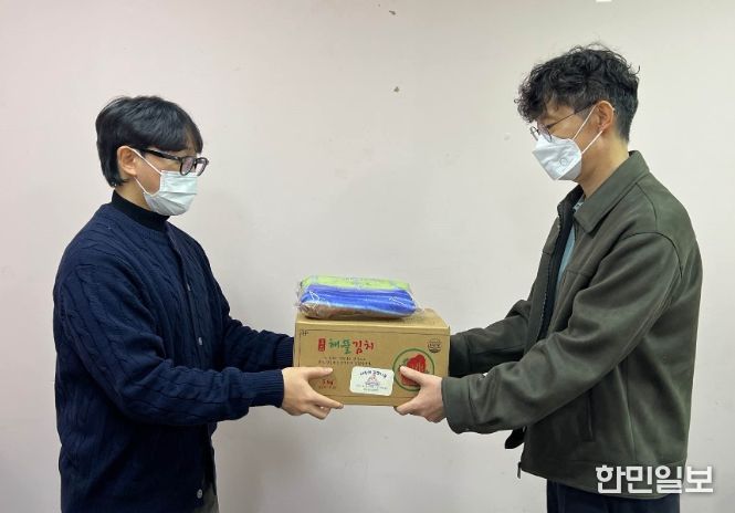 경주시정신건강복지센터가 '따뜻한 겨울나기' 지원사업의 일환으로 등록 회원 가정에 김장김치와 방한용품을 전달하고 있다