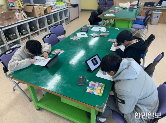 학생들이 '아트사이언스 공작교실'에서 친환경가방 만들기를 체험하고있다.