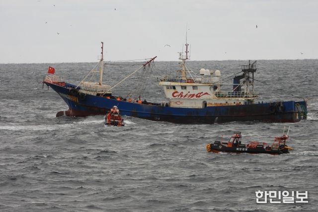 12월 5일 오후 배타적경제수역에서 조업중인 중국어선 대상 검문검색을 위해 해양경찰 고속단정이 다가가는 모습