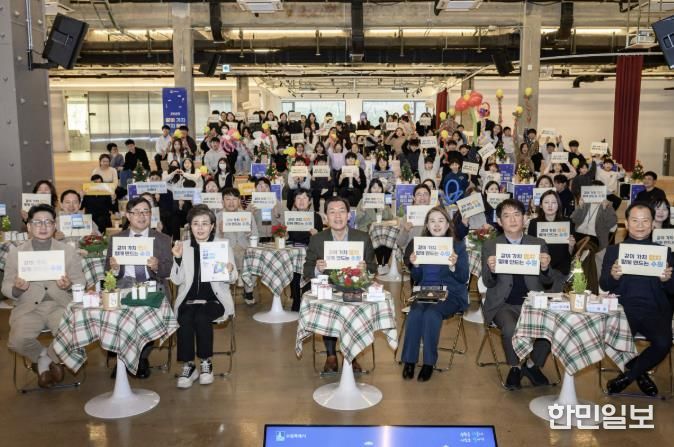이재준 수원시장과 ‘2025 같이 가치, 협치 톡톡’ 참가자들과 함께하고 있다.