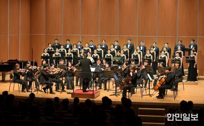속초시립합창단 문화예술회관 공연 모습