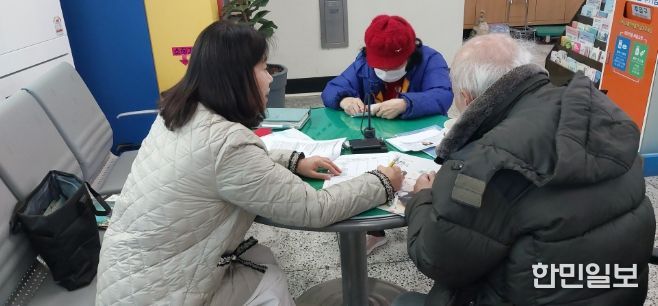천안시가 한파 취약계층의 안부 확인을 위한 상담을 진행하고 있다.