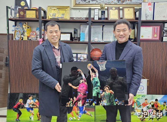 한국사진작가협회 인제군 지부장 김장헌 작가, 홍천군체육회에 스포츠 사진 6점 기증