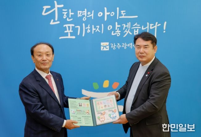 이정선 광주시교육감(오른쪽)이 10일 광주시교육청 교육감실에서 대한결핵협회 광주·전남지부 주영화 지회장(왼쪽)으로부터 크리스마스씰을 전달받고 있다.