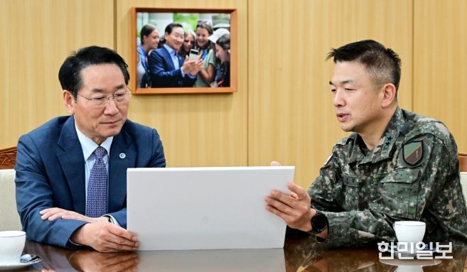 유정복 인천광역시장이 10일 시청 접견실에서 이광섭 육군 제17보병사단장과 인천 안보태세를 점검하고 있다.
