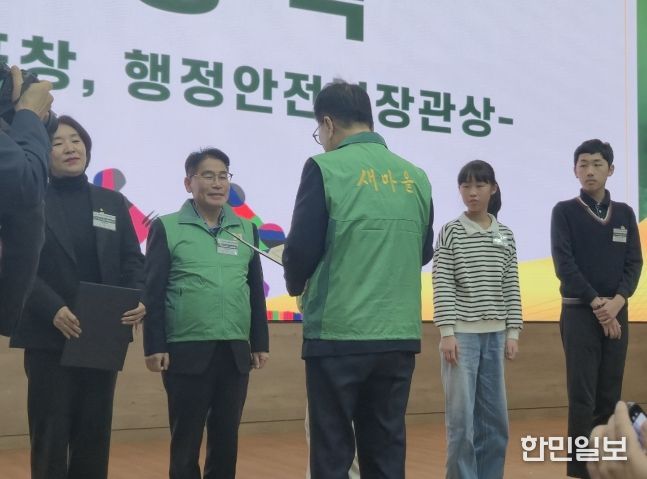 행정안전부장관상 받는 새마을문고구미시지부 김택동 회장