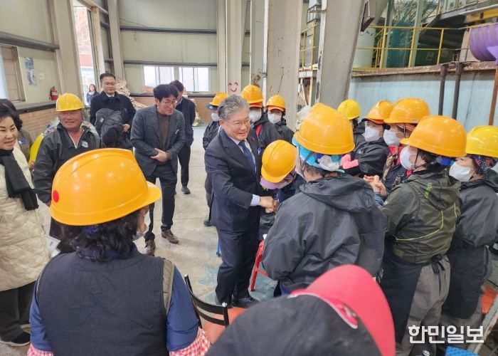 영광군수, 환경관리센터 재활용 선별장 근로자 방문 격려