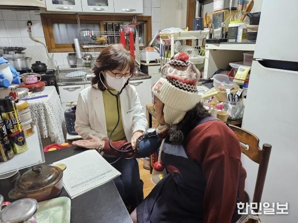 건강취약 어르신대상 방문건강관리하고 있는 모습