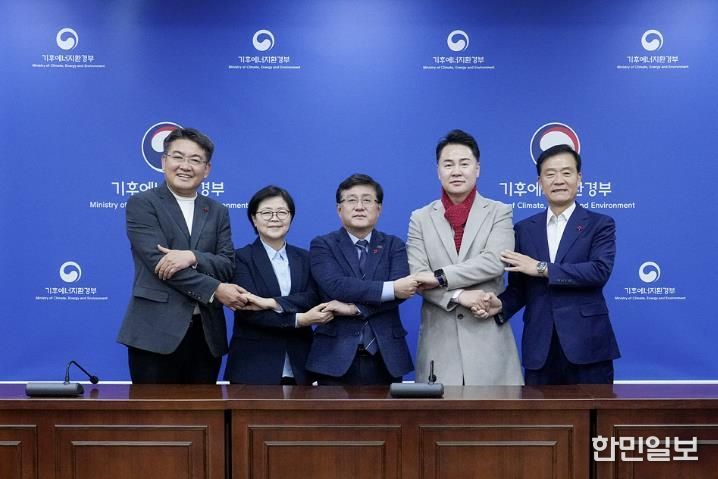 오언석 도봉구청장은 지난 12월 9일 기후에너지환경부 한강홍수통제소에서 열린 ‘기후부-동북4구 간담회’에 참석해 도봉구 주요 현안에 대한 기후부의 적극적인 협조를 요청했다. 사진은 참석자 단체 사진