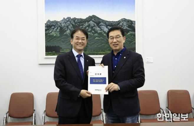 ‘특례시 지원 특별법’제정 건의문 전달 기념촬영_이동환 고양시장(왼쪽), 신정훈 국회 행정안전위원회 위원장(오른쪽)