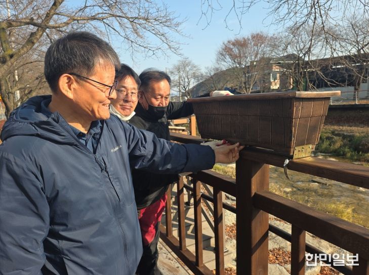 금산천·금천대교 꽃길화분 안전난간대 상부 이동 설치 테스트 모습