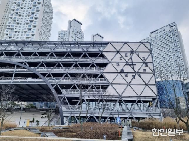 동탄호수공원 주차타워 벽시계(주간)