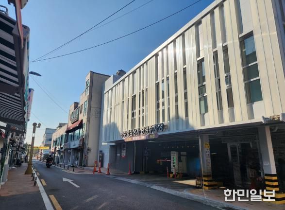 중심상가공영주차장 전경