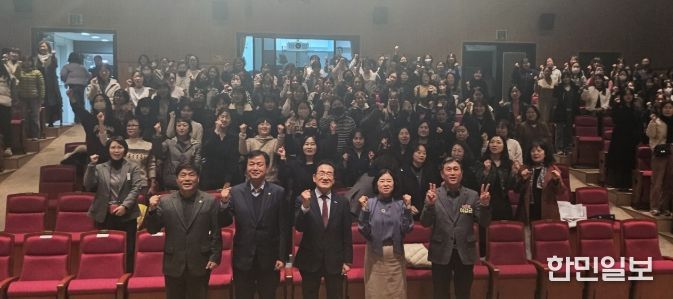 영천시 어린이집연합회는 지난 10일, 청소년수련관에서 보육 교직원 250여 명이 참석한 가운데 화합과 소통을 위한 ‘보육인의 밤’ 행사를 개최했다.