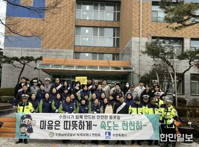 캠페인 참가자들이 함께하고 있다.