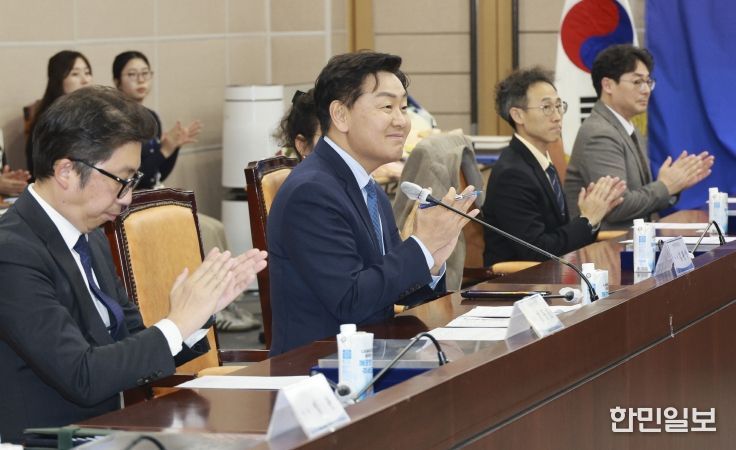 11일 전북특별자치도청 종합상황실에서 열린 2025년 전북특별자치도 유망중소기업 인증서 수여식에 김관영 도지사가 12개 선정기업에게 인증서와 인증현판을 수여하고 있다.